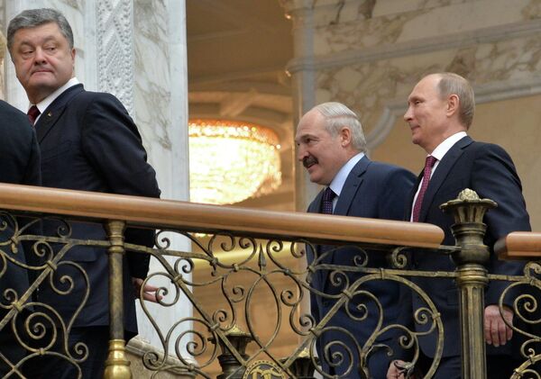 Президенты Украины, России и Беларуси следуют в зал переговоров по минским соглашениям Президенты Украины, России и Беларуси следуют в зал переговоров по минским соглашениям - Sputnik Lietuva
