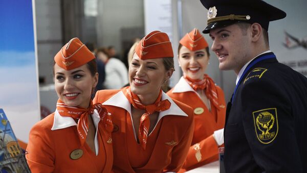 За границу теперь летают только стройные и молодые стюардессы Аэрофлота - Sputnik Литва