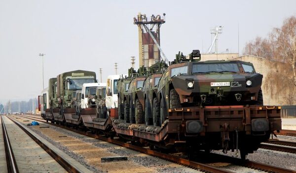 Немецкие танки прибывают в Литву Немецкие танки прибывают в Литву - Sputnik Литва