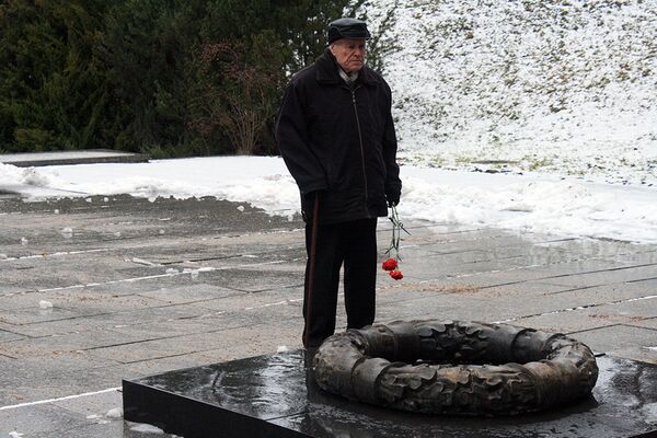 Ветеран с гвоздиками у мемориала советским воинам-освободителям в Вильнюсе - Sputnik Lietuva