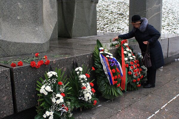 Венки у памятника воинам-освободителям в Вильнюсе - Sputnik Lietuva