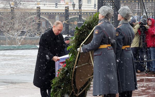 Венок с лентой в цветах российского флага и надписью Неизвестному солдату от президента Российской Федерации - Sputnik Литва