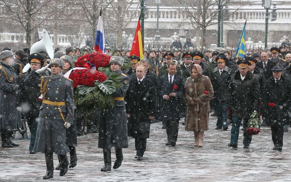 Церемония возложения венка к Могиле Неизвестного Солдата в День защитника Отечества - Sputnik Литва