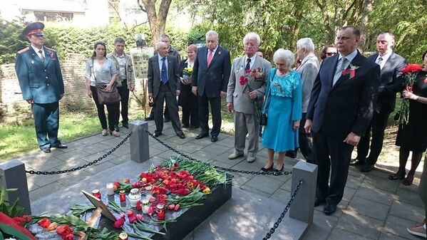 Baltarusijos ambasadorius Lietuvoje padėjo vainiką gegužės 9 d. - Sputnik Lietuva
