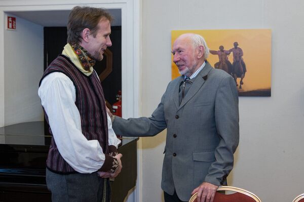 Представитель Банка Литвы и председатель управления Литовского монетного двора Миндаугас Вайчюлис и автор брошюры о монетах, этнолог Либертас Климка Представитель Банка Литвы и председатель управления Литовского монетного двора Миндаугас Вайчюлис и автор брошюры о монетах, этнолог Либертас Климка - Sputnik Lietuva