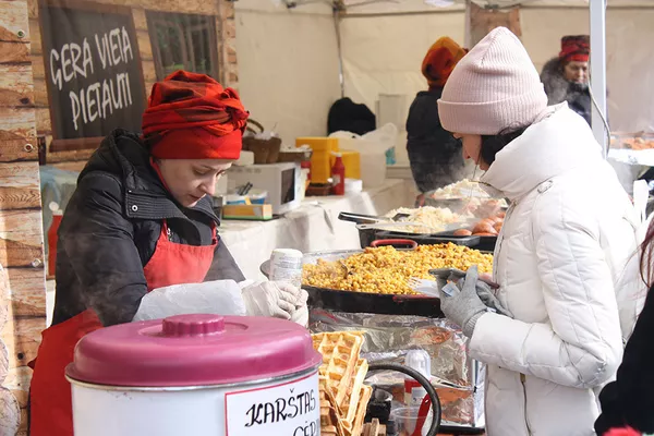 Посетители ярмарки у прилавка с традиционными литовскими продуктами Посетители ярмарки у прилавка с традиционными литовскими продуктами - Sputnik Lietuva