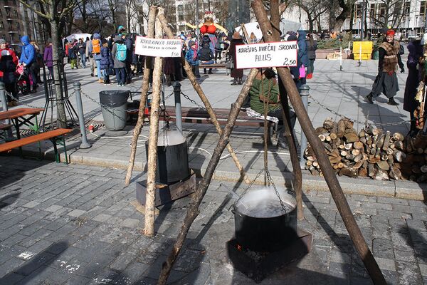 Суп и чай на ярмарке готовят на кострах - Sputnik Литва