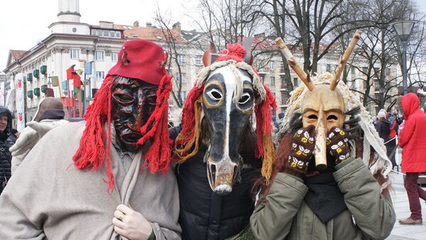 На Масленицу люди одели традиционные литовские маски - Sputnik Литва