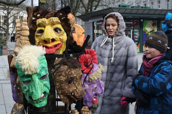 Традиционные маски - самый ходовой товар масленичной ярмарки - Sputnik Литва