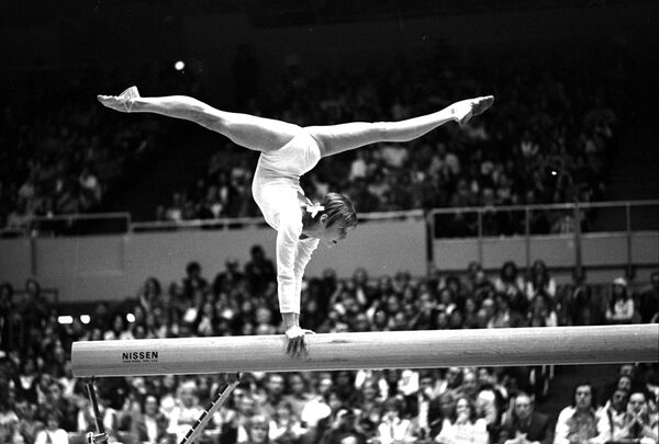 Ольга Корбут выступает на Олимпийских играх в 1976 году - Sputnik Литва