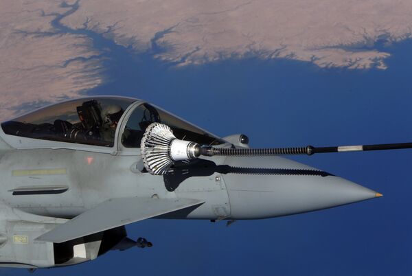 Истребитель Eurofighter Typhoon дозаправляется в полете - Sputnik Литва