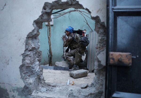 Иракский солдат спецназа движется сквозь разрушенное здание - Sputnik Lietuva
