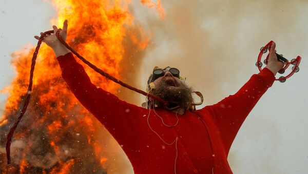 Артист Виноградов во время языческого обряда сожжения чучела Масленицы - Sputnik Литва