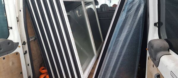 Контрабандные сигареты спрятаны в оборудованные в окнах тайники Контрабандные сигареты спрятаны в оборудованные в окнах тайники - Sputnik Lietuva