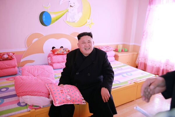 Северокорейский лидер Ким Чен Ын в начальной школе для сирот в Пхеньяне - Sputnik Lietuva