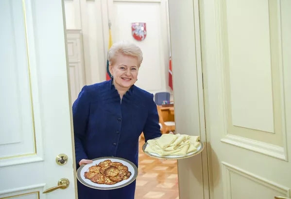Даля Грибаускайте с блинами и драниками Даля Грибаускайте с блинами и драниками - Sputnik Lietuva