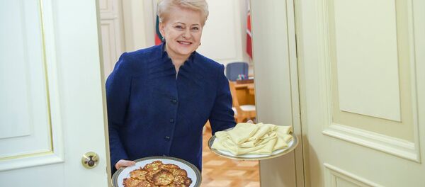 Даля Грибаускайте с блинами и драниками - Sputnik Литва