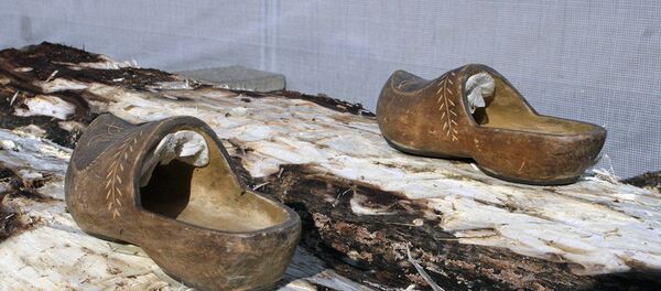 Оригинальные литовские деревянные башмаки клумпес на бревнах-заготовках Оригинальные литовские деревянные башмаки клумпес на бревнах-заготовках - Sputnik Литва