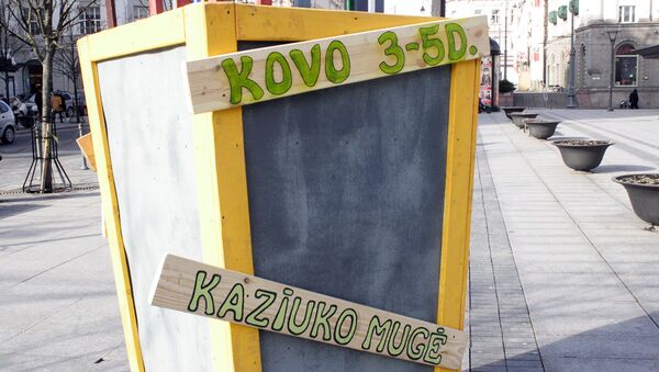 Надпись на рекламной тумбе о 414-й ярмарке Казюкас в Вильнюсе - Sputnik Lietuva