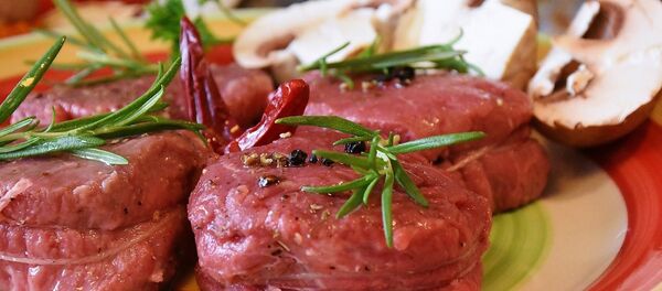 Говядина в процессе приготовления - Sputnik Литва