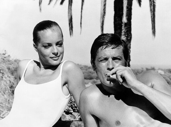 Ален Делон и Роми Шнайдер во время съемок фильма The Swimming Pool Ален Делон и Роми Шнайдер во время съемок фильма The Swimming Pool - Sputnik Литва