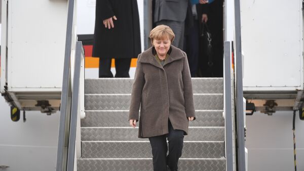 Меркель выходит из самолета - Sputnik Литва
