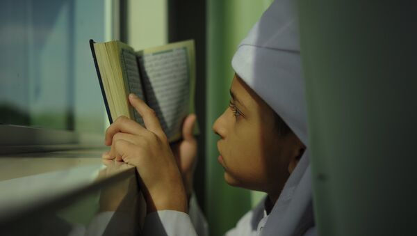 мусульманский мальчик читает книгу - Sputnik Литва