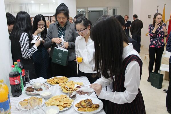 Китайские студенты знакомятся с литовской кухней - Sputnik Литва