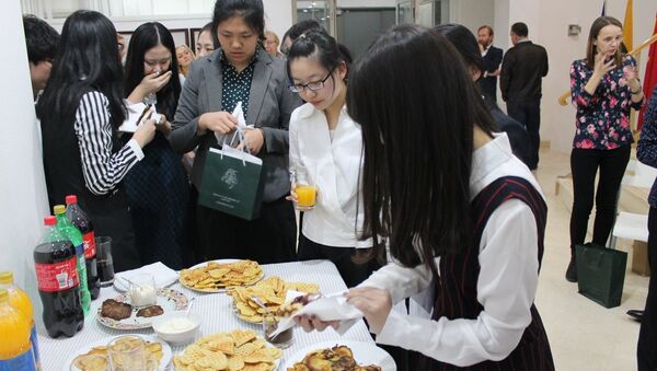 Китайские студенты знакомятся с литовской кухней - Sputnik Литва