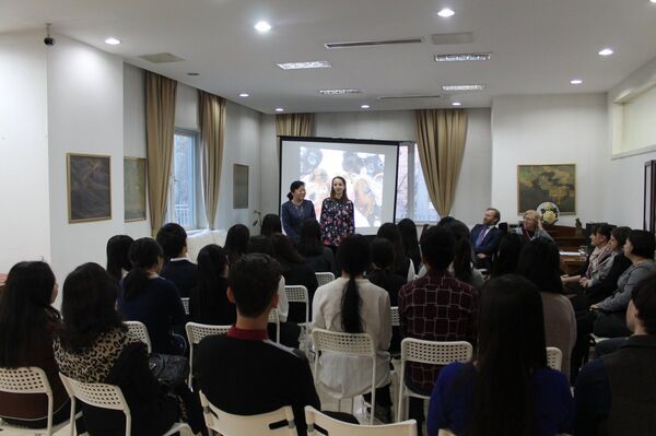 Китайские студенты в литовском посольстве - Sputnik Литва