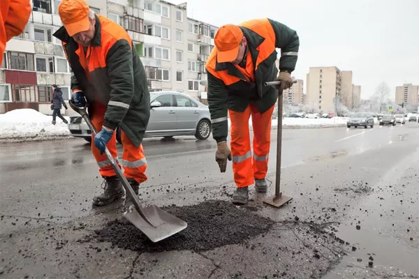 Дорожные работники заделывают дыру в асфальте Дорожные работники заделывают дыру в асфальте - Sputnik Lietuva