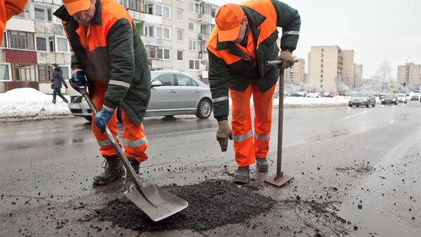 Дорожные работники заделывают дыру в асфальте - Sputnik Lietuva