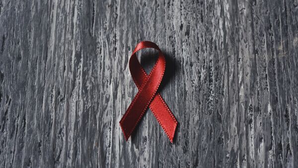 Красная ленточка - знак борьбы со СПИДом, архивное фото - Sputnik Литва