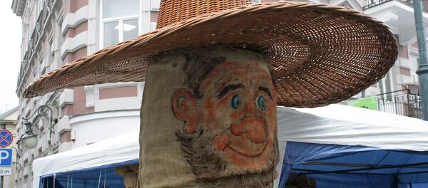 Казюкас в традиционной шляпе из ивовых веток - Sputnik Литва