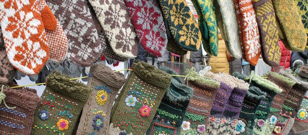 Вязанные варежки и носки с литовским орнаментом Вязанные варежки и носки с литовским орнаментом - Sputnik Lietuva