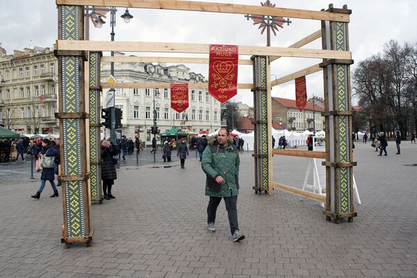 Символические ворота входа на ярмарку Казюкаса на Кафедральной площади Вильнюса - Sputnik Литва