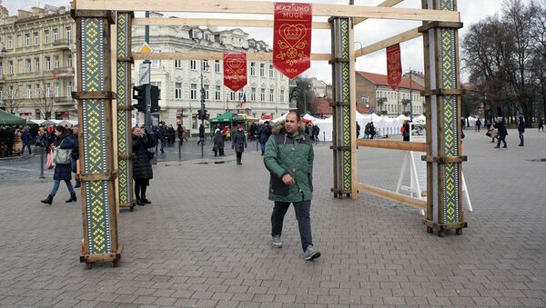 Символические ворота входа на ярмарку Казюкаса на Кафедральной площади Вильнюса - Sputnik Lietuva