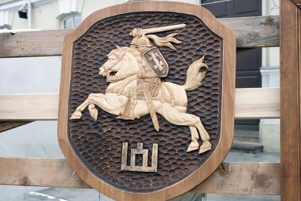 Национальный герб Литвы, вырезанный из дерева Национальный герб Литвы, вырезанный из дерева - Sputnik Литва