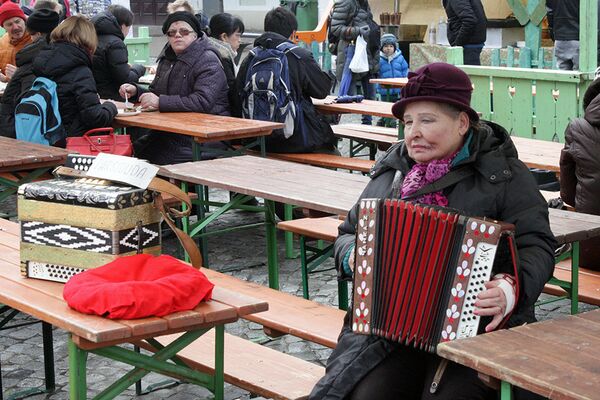 Уличный музыкант, женщина-гармонист Уличный музыкант, женщина-гармонист - Sputnik Литва