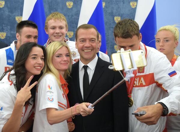 Премьер-министр РФ Д.Медведев встретился с победителями и призерами летней Универсиады-2015 - Sputnik Литва