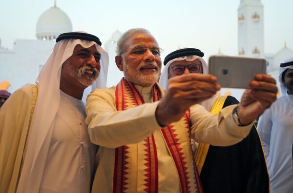 Премьер-министр Индии Нарендра Моди делает селфи с министром высшего образования и научных исследований ОАЭ шейхом Хамданом бин Мубараком Аль Нахаяном (слева) - Sputnik Литва