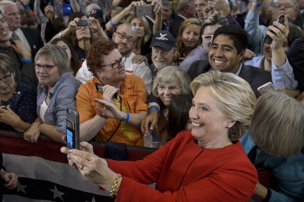Хиллари Клинтон делает селфи со своими сторонниками после встречи, проведенной в Мичигане в рамках предвыборной кампании - Sputnik Литва