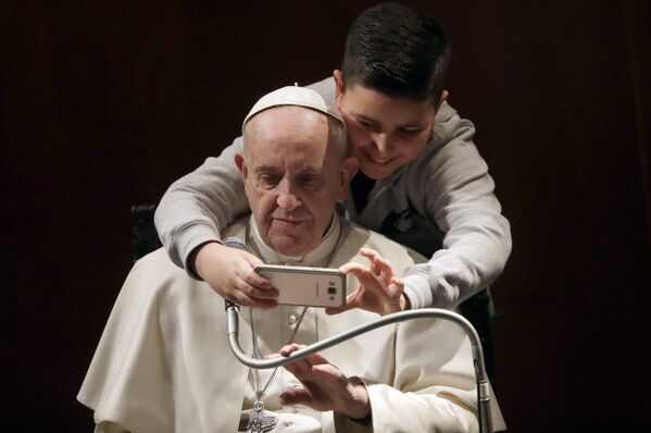 Папа римский Франциск фотографируется с мальчиком в одной из церквей Рима - Sputnik Литва