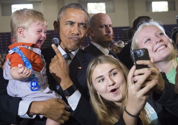 Барак Обама фотографируется со сторонниками Хиллари Клинтон во время предвыборной кампании в Огайо - Sputnik Литва