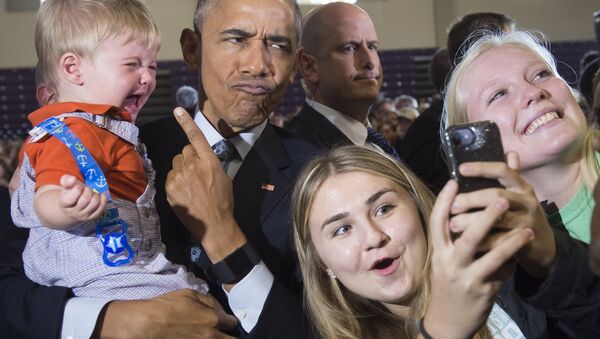 Барак Обама фотографируется со сторонниками Хиллари Клинтон во время предвыборной кампании в Огайо - Sputnik Литва