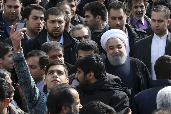 Селфи президента Ирана Хасана Рухани на митинге в Тегеране - Sputnik Lietuva