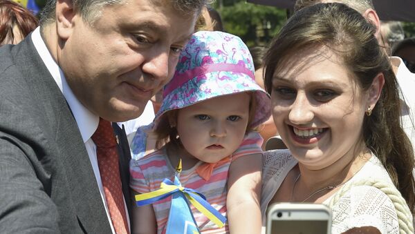 Девушка с ребенком делает селфи с президентом Украины Петром Порошенко - Sputnik Lietuva