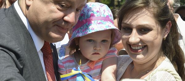 Девушка с ребенком делает селфи с президентом Украины Петром Порошенко Девушка с ребенком делает селфи с президентом Украины Петром Порошенко - Sputnik Lietuva