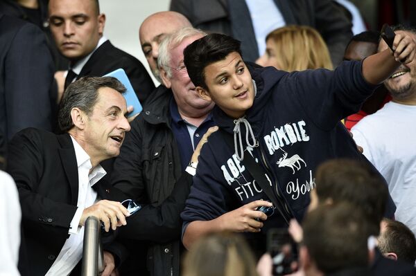 Николя Саркози позирует для селфи на футбольном матче в Париже - Sputnik Lietuva