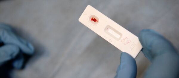 Медицинский работник производит экспресс-анализ крови - Sputnik Литва